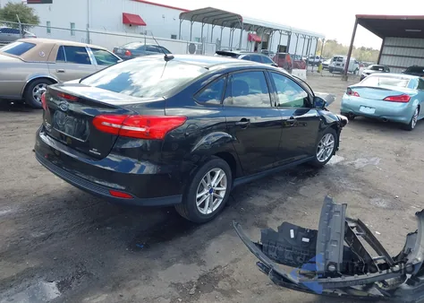 2015 Ford Focus Se z USA, uszkodzony, nr VIN 1FADP3F28FL345717